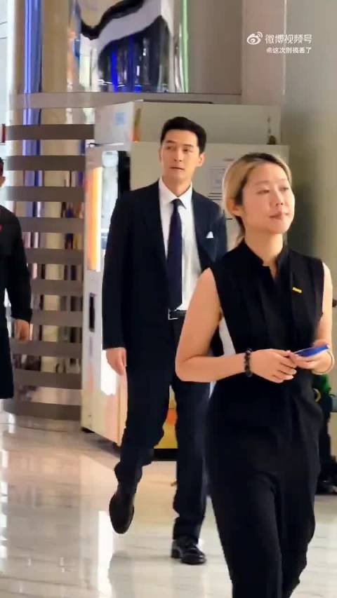 胡歌走路带风，颜值炸弹具象化帅字