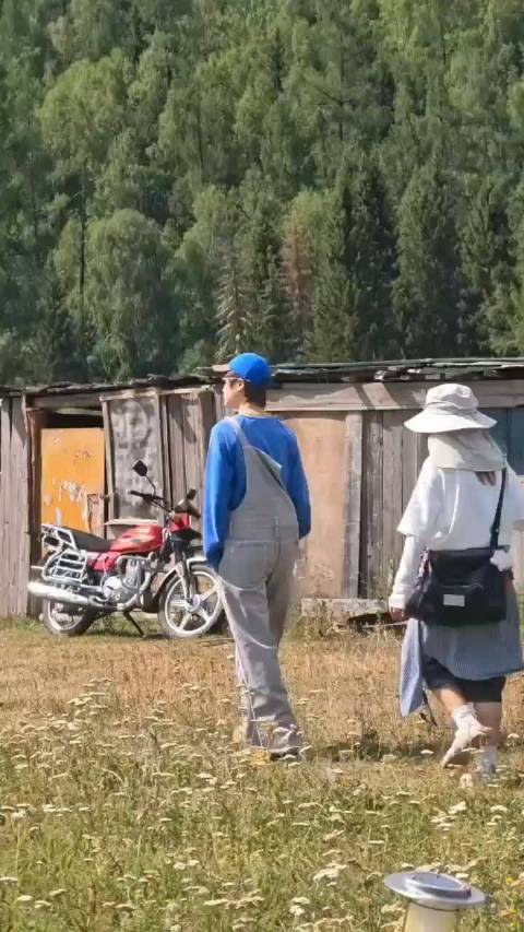 李宇春蓝色单肩背带裤路透，清爽亮眼、随性洒脱