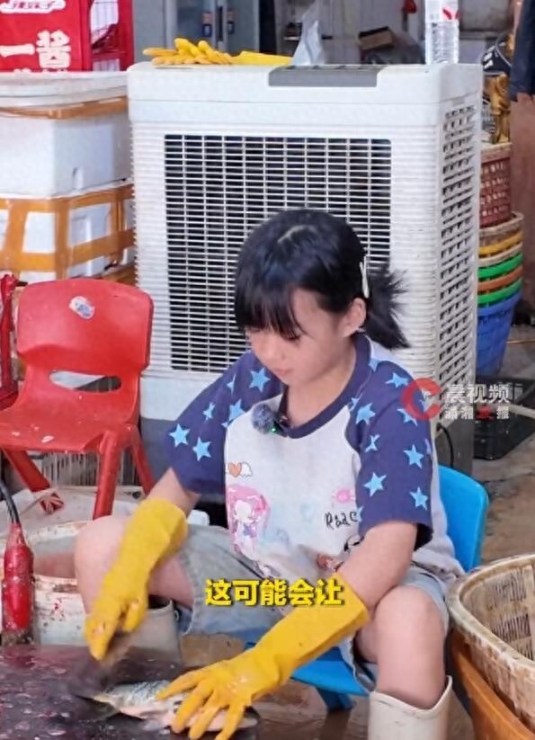 长沙11岁杀鱼妹妹走红后，主持人马可带着11岁儿子来“拜师”，体验生活的不易