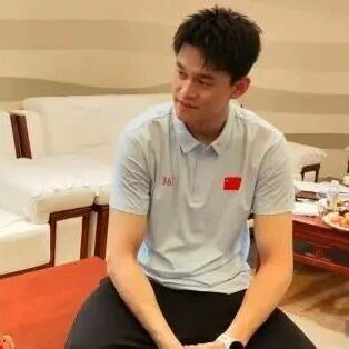 这一次，孙杨坐着聊