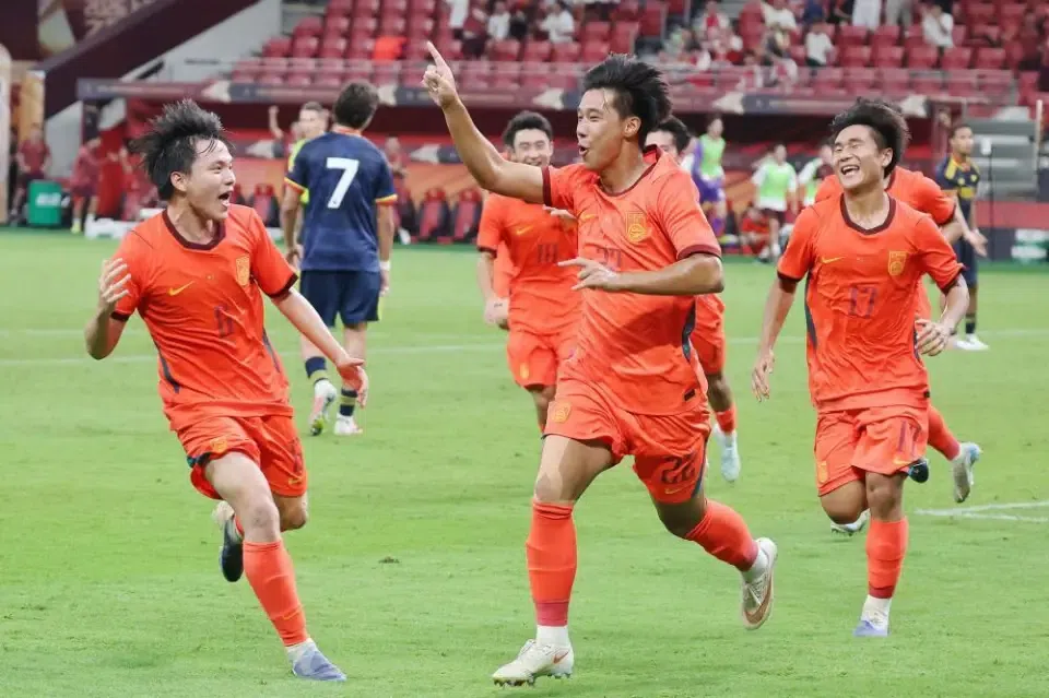 U17国足梦幻开局！程晟涵连场头球破门，两天连破阿森纳毕巴