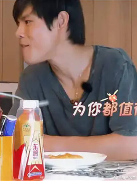 向佐多爱郭碧婷？向来娇生惯养的人，亲自为老婆下厨丨我家小两口