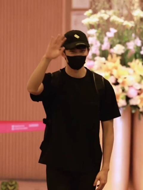 吴磊深圳机场黑衣现身，网友总结进入熟男赏味期