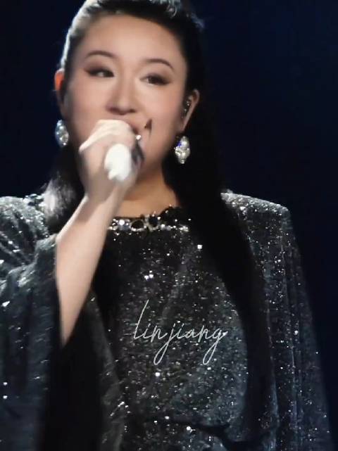 锤娜丽莎瘦身后更美，舞台唱歌闪闪发光