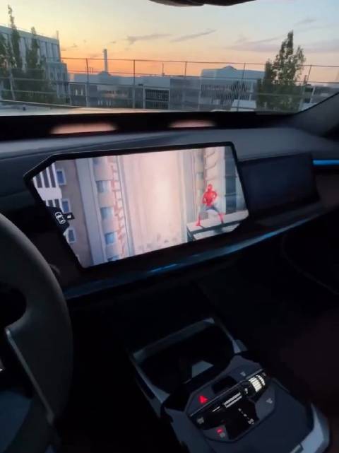 据RT，某品牌车型强制车主开车前必须先看蜘蛛侠广告
