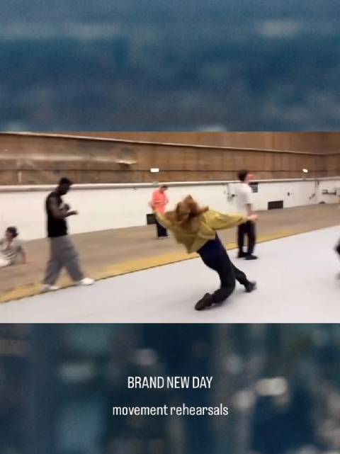 专业舞者排练“人传人”跳跃现象