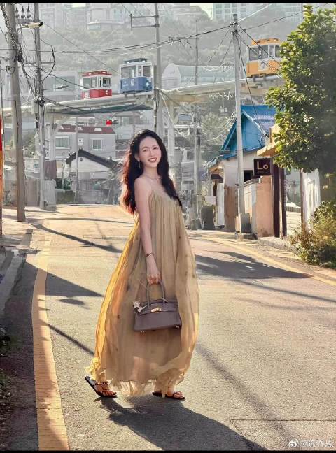 47岁陈乔恩发博晒旅行照，少女感扑面而来