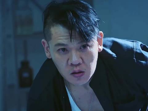 卧底女警察为了获取黑老大的信任竟然让黑老大把自己身上纹满纹身