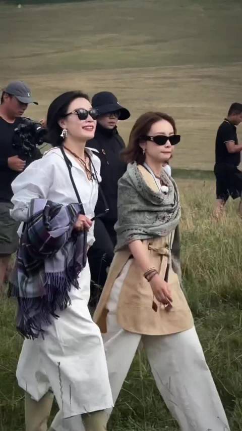 相聚于旷野，尽兴走完这一程，每一张合照都藏着相处的暖意