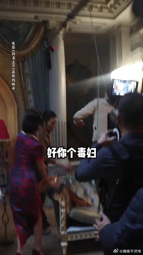 一旁的秦霄贤像不像吃瓜看热闹的你哈哈哈