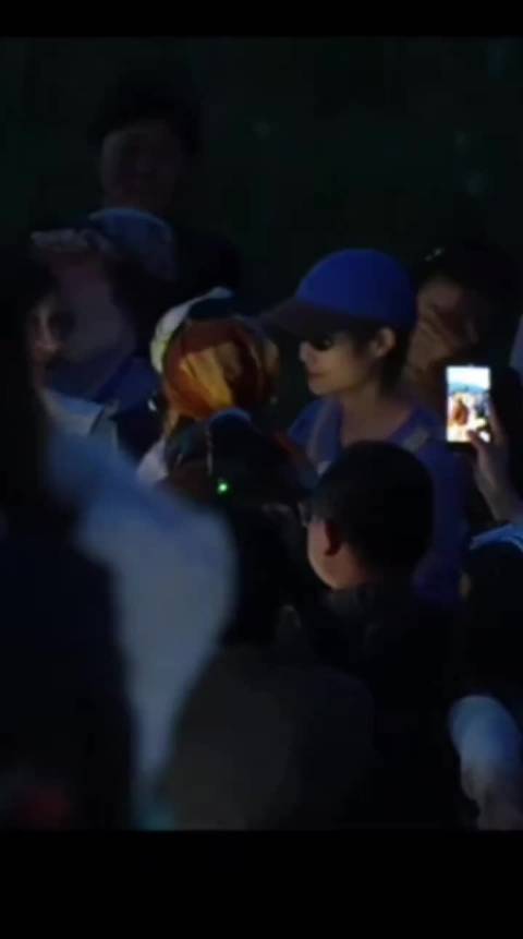 李宇春辛芷蕾高叶倪妮杀青合照 向野的我们李宇春辛芷蕾高叶倪妮杀青照
