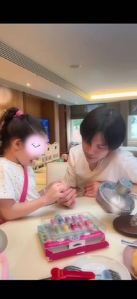 向佐晒女儿给他美甲，又带女儿四处闲逛，父女感情太过深厚