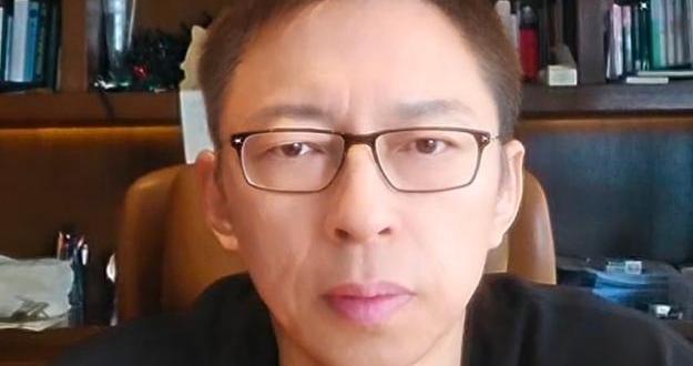 美国环孢子虫病疫情致2人死亡、美德州路面塌陷吞噬皮卡……张朝阳中英双语分享全球热点