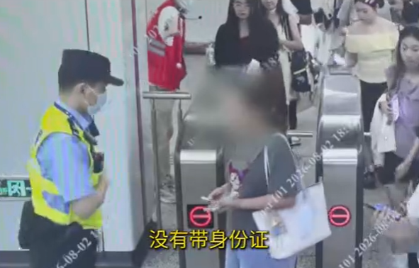 民警对在逃人员实施拦截。 上海市公安局供图