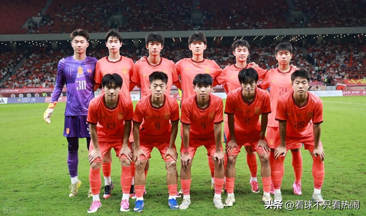 换十个人一样赢！U17国足两连胜提前出线，程晟涵又头球破门