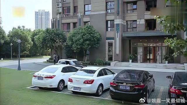 车位被占，贺灿阳让车主来挪车，怎料看到车主惊了