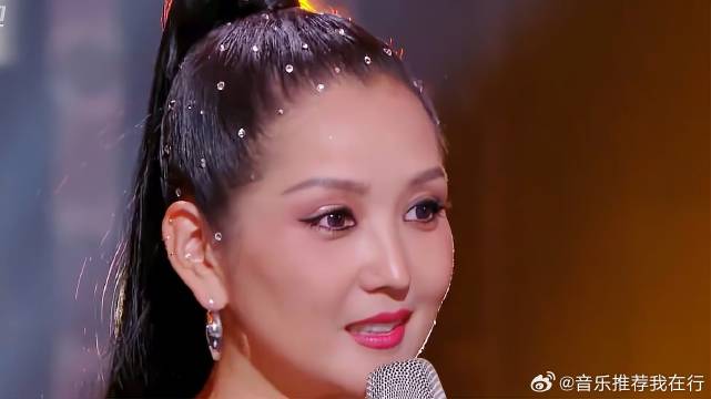 何洁被批唱歌太油腻，气得回怼评委：我唱啥样用得着你管？