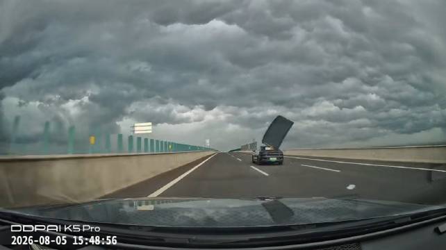 什么车？开着开着还爆装备？视频车也算是倒大霉了！