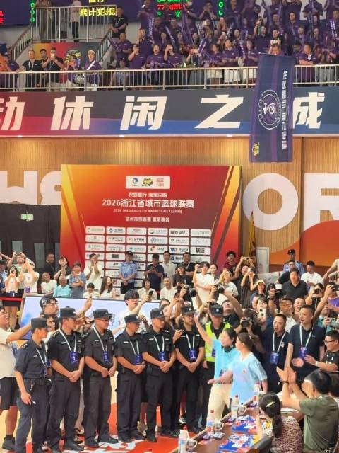 全红婵现身浙BA现场，观众近距离合影