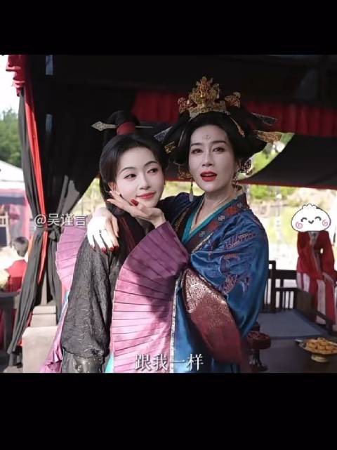 吴谨言这个托脸小狗味溢出来了！就这样乖乖萌萌地看姐姐 姐姐手心好小一张脸