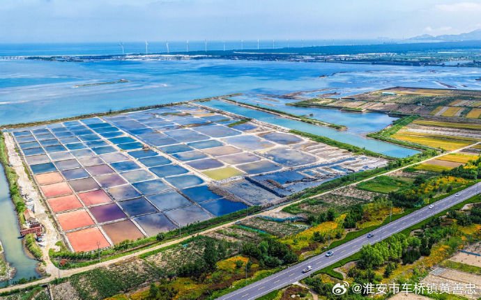 威海盐田的缤纷色彩是怎么形成的？
