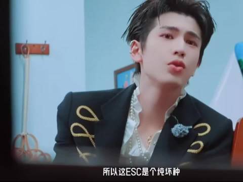 丁程鑫周柯宇藏张凌赫怀里，张凌赫左右为男