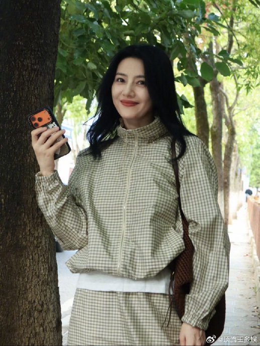 网友如何评价高圆圆这组湖边随拍的治愈感？