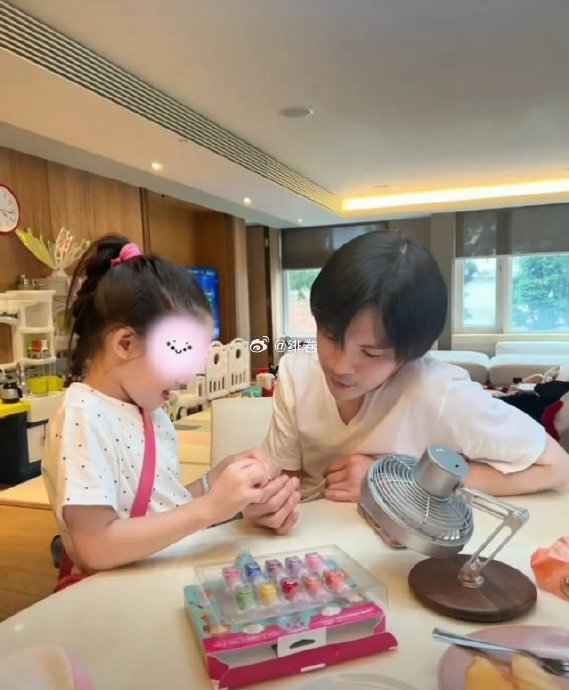 向佐郭碧婷女儿满月宴曝光！5岁小奶黄长腿逆天