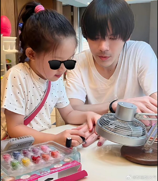 郭碧婷对向佐陪女儿做美甲是什么反应？
