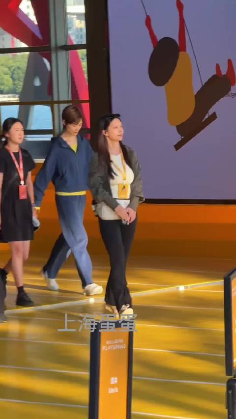 李宇春整个人状态舒展自在，简约穿搭也难掩独特气场，随性又大气