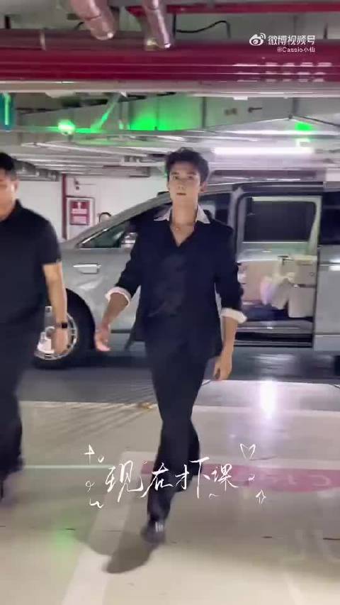 吴磊下车酷帅狂拽，快进电梯偷偷脱外套