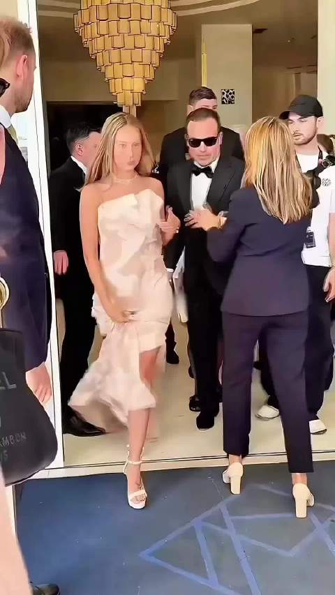 足坛巨星姆巴佩传出恋爱绯闻，邂逅西班牙女神埃丝特，跨圈层组合引爆全网热议