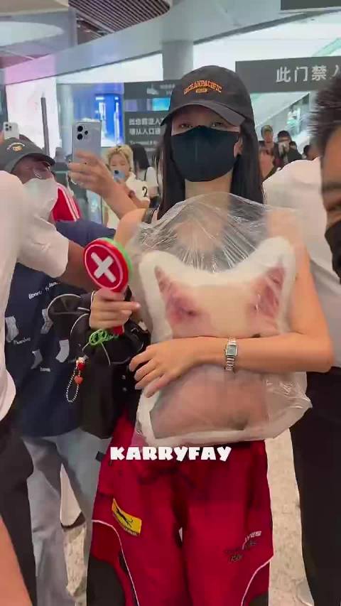 孙怡这是真没睡醒吧，库库饭撒完一整套后结果发现坐错车了又懵懵地走下来