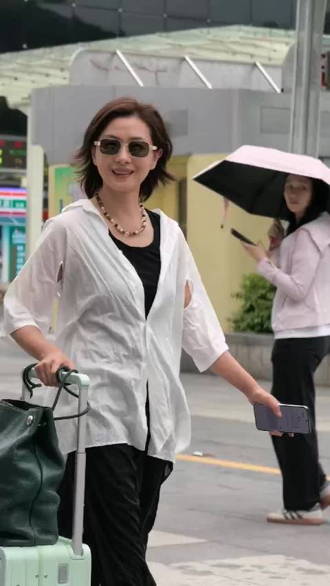 万茜今天要来发布会呀，坐的还是尊界V800云水天青