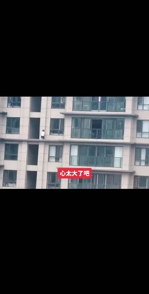 惊现女蜘蛛侠飞檐走壁