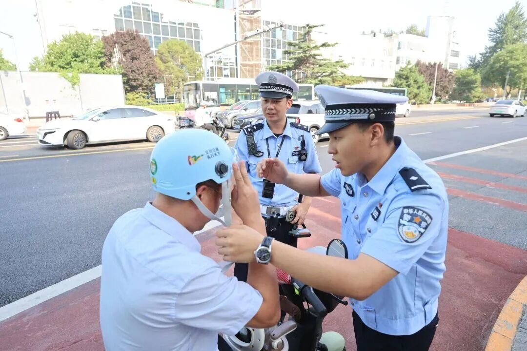 交通宣傳執法活動。圖/文明大興微信公眾號 