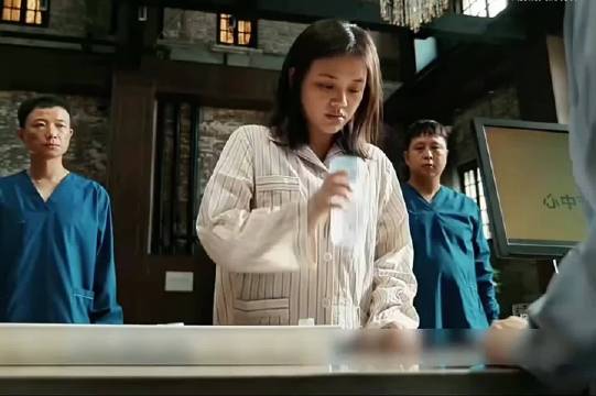 看似普通的药片，背后却藏着女人逃离这里的秘密