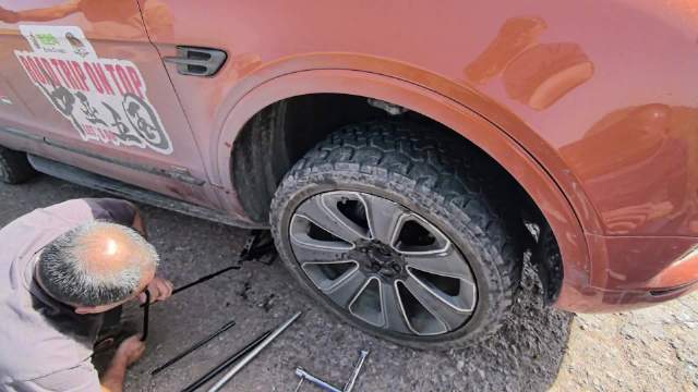炮弹坑地狱之门路段宾利越野颠簸如跳舞
