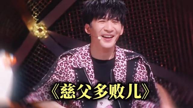 在大张伟家，狗坐沙发，他坐地上