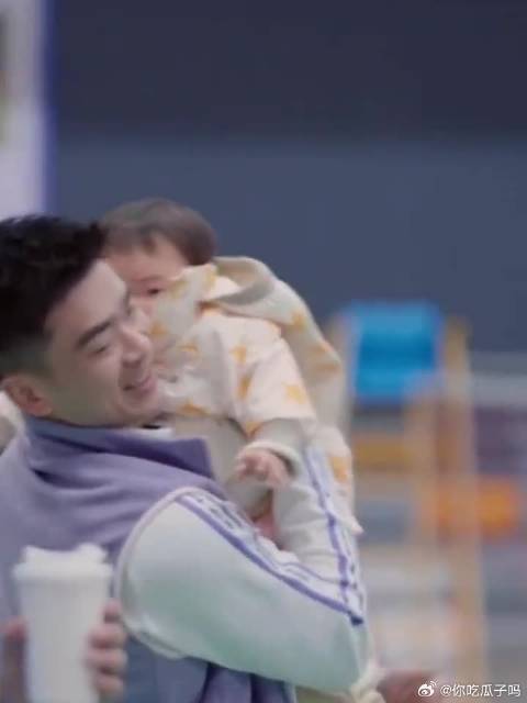 郑思维举高高艾登和小七月 哈哈哈兄妹俩祖传旋风小飞腿