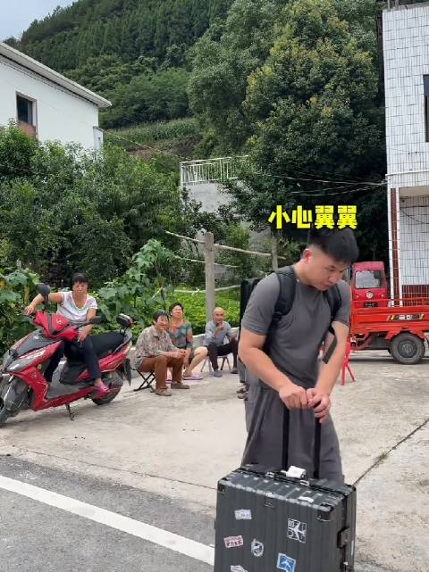 名模坤：过年回村被蛐蛐？坤坤有的手段和力气