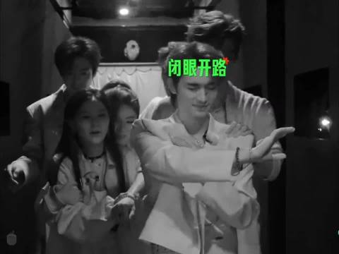 周柯宇在丁程鑫面前比时代少年团手势，说我在护你