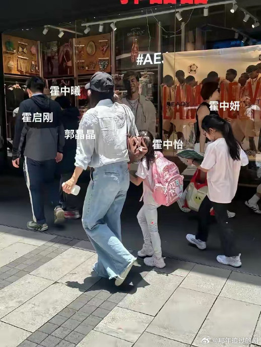 霍启刚郭晶晶一家五口逛街被偶遇的具体细节有哪些？