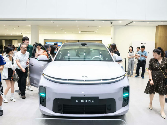 理想L6和同价位轿车比家用哪个好