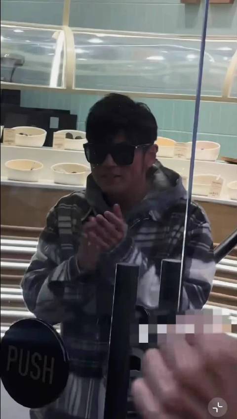 周杰伦录制《周游记》戴墨镜捂嘴偷笑状态尴尬