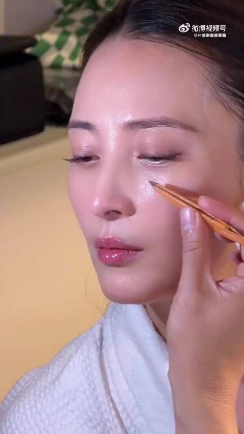 我以为是美颜，看了化妆师的手，天啊，厉害厉害