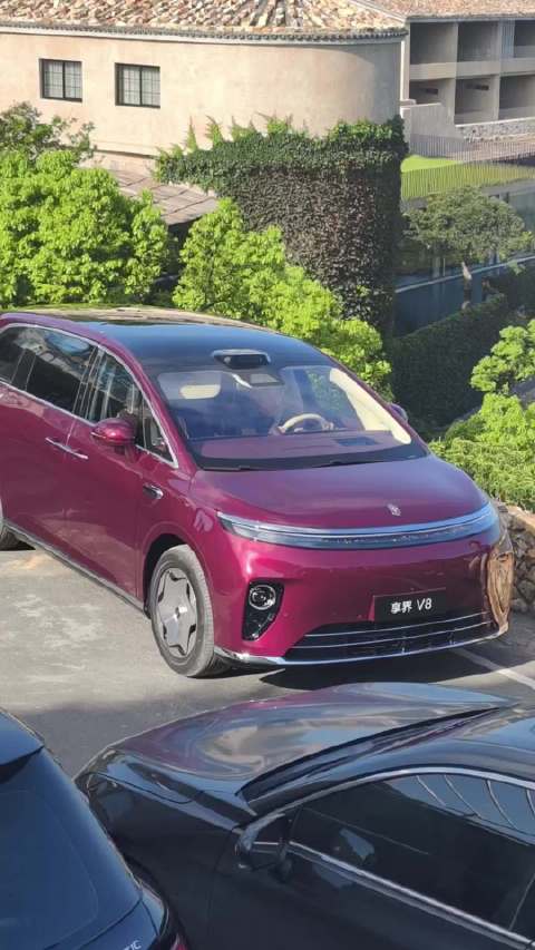 鸿蒙智行享界V8实车无伪装视频曝光
