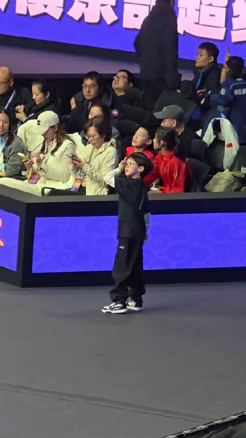 梁靖崑的大儿子凉皮好可爱，长的一点也不像大胖