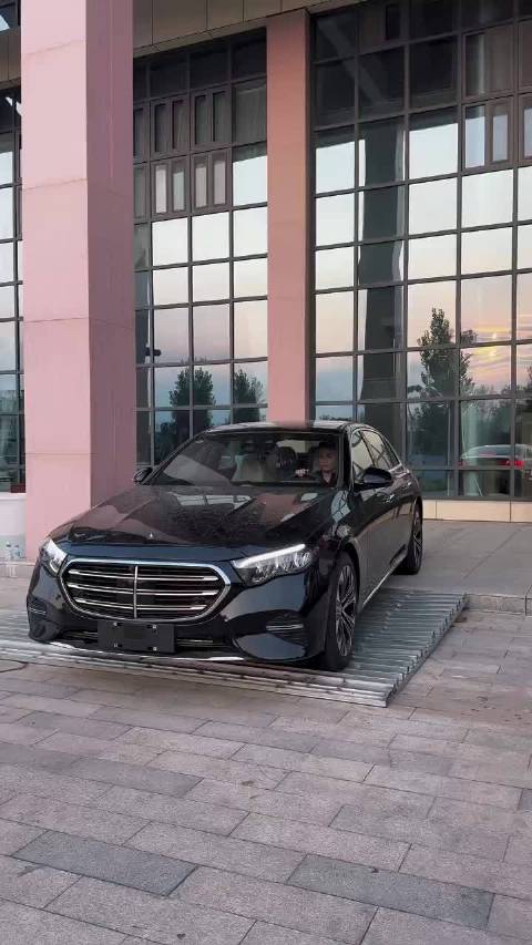 吴迪闯关送的奔驰E300车标被王杰给掰了，现在又要把车卖了重新买台新的