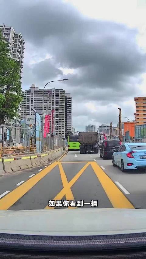 为什么开车时要远离重卡货车？